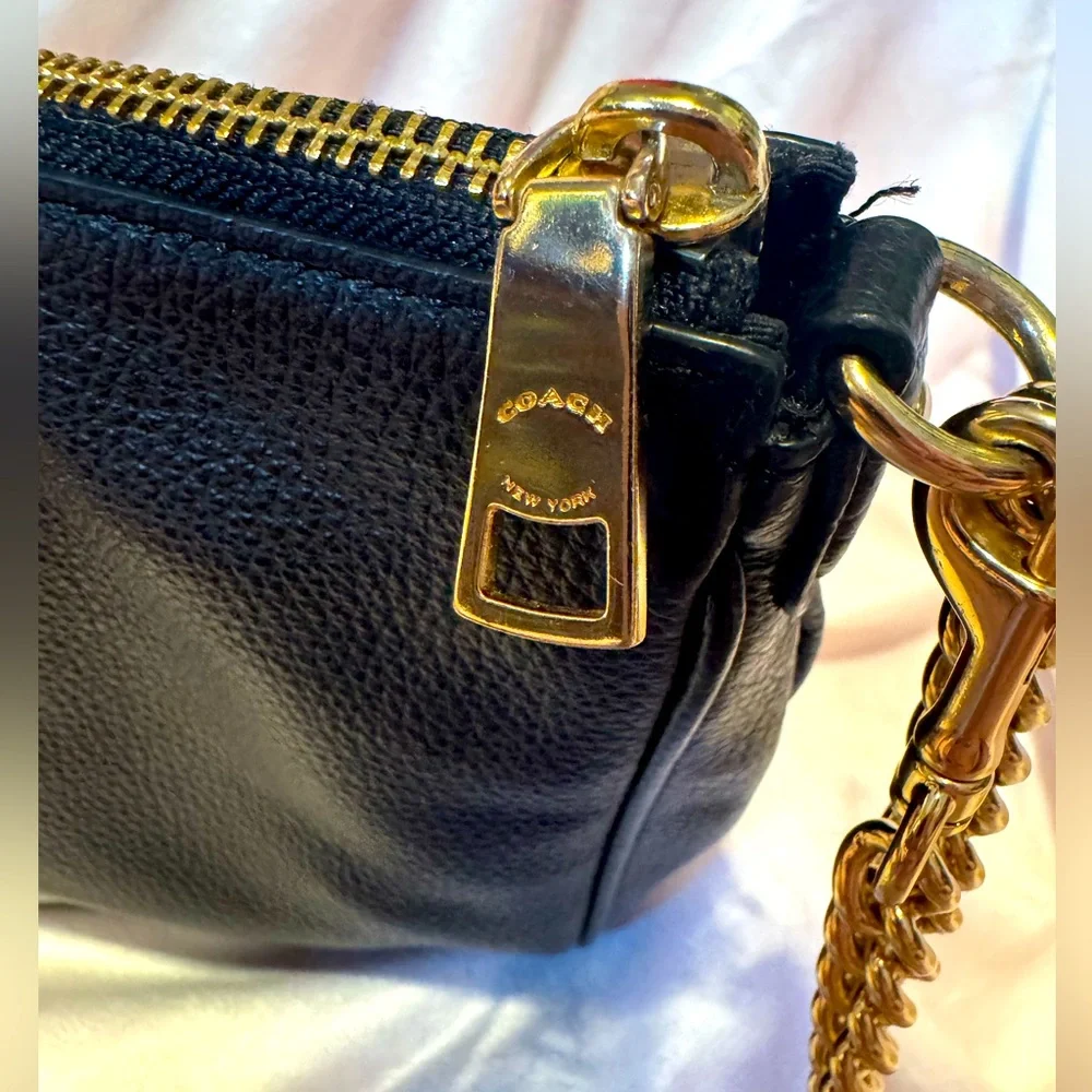 Coach Chain 2 Way Bag- wristlet and shoulder bag - Picture 7 of 10